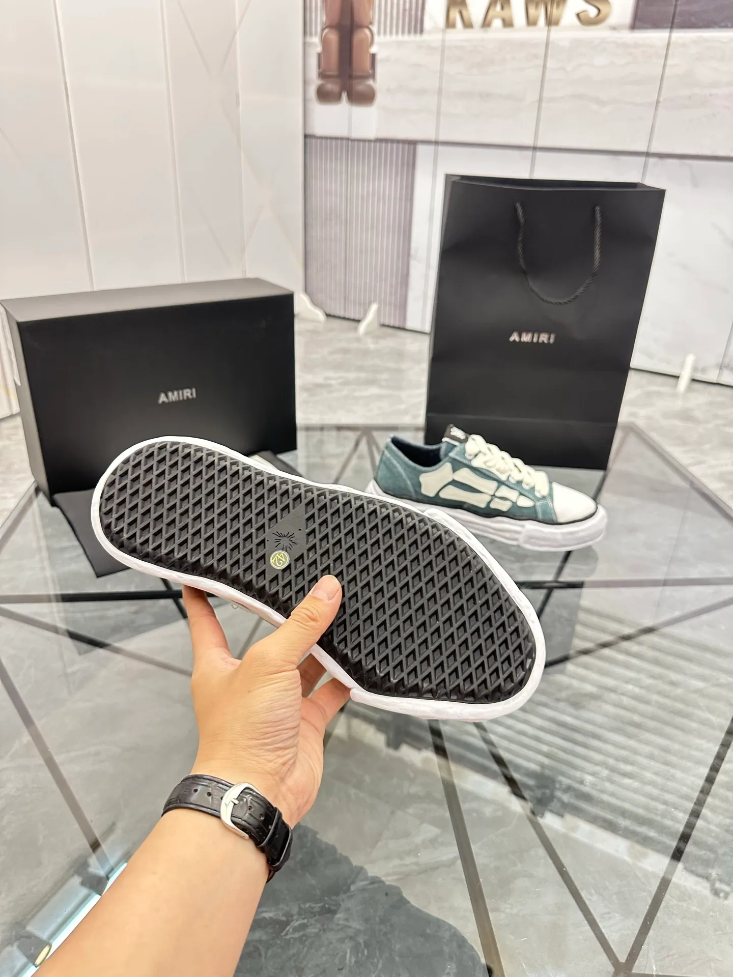 Men's shoes: 💰P520¥ High-end quality Product trademark: AMIRI* "Emil*" low-top casual shoes Regular size: 39-45 (can be customized to 46) Product materials: Upper imported original fabric spliced ​​cowhide, breathable lining, original outsole. Number: 525